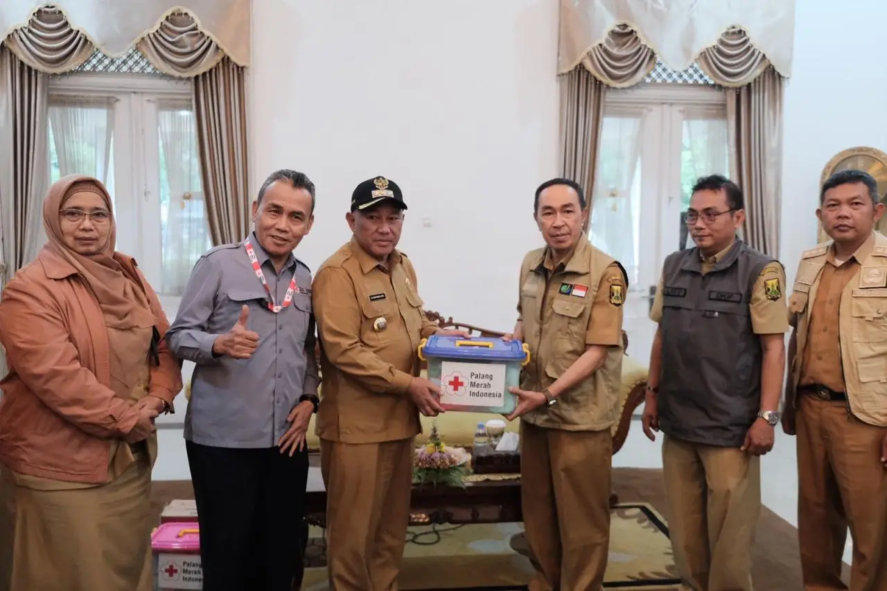 PMI Depok Serahkan 20 Paket Hygiene Kit untuk Korban Banjir dan Longsor Sukabumi