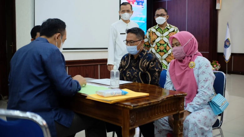 Pemkot Serahkan Uang Pembelian Bidang Lahan Posyandu Tahap 1