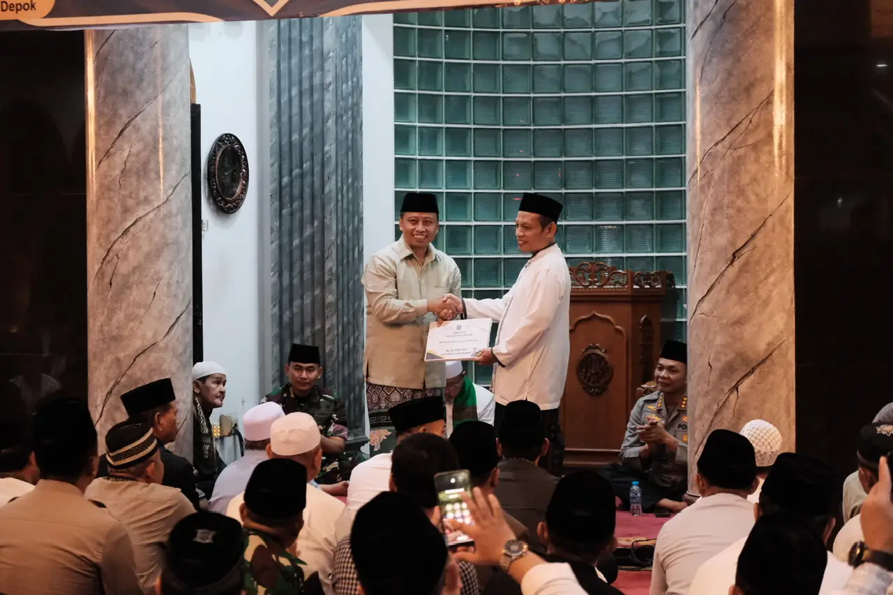 Pemkot Depok Serahkan Bantuan ke DKM Masjid Baiturrahman Mekarjaya