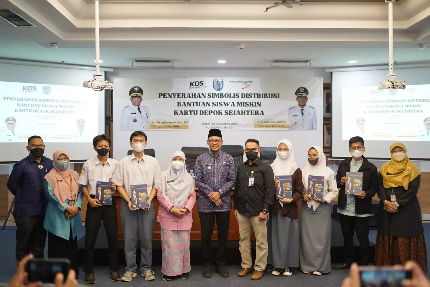 Dinsos Depok Salurkan KDS Pendidikan Bagi Siswa SMA