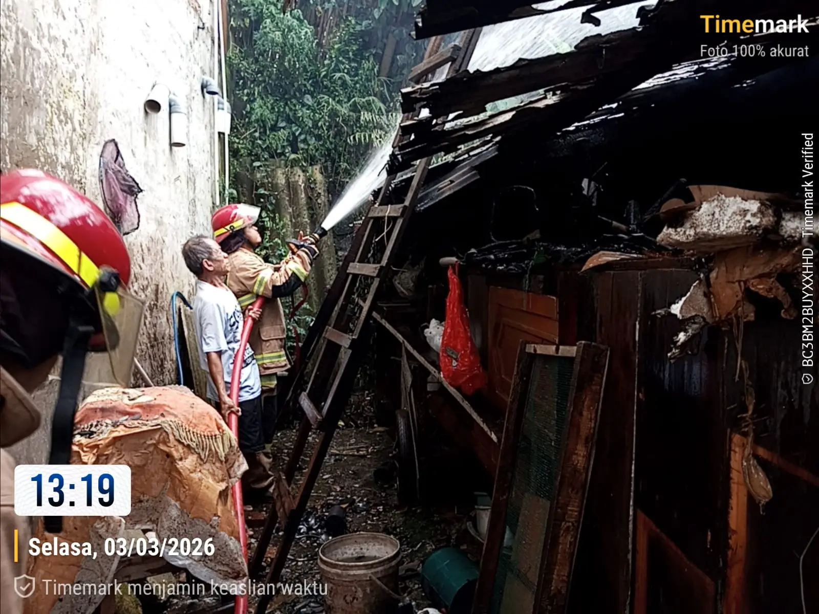 Respon Cepat Damkar Depok Tangani Kebakaran Rumah di Abadijaya