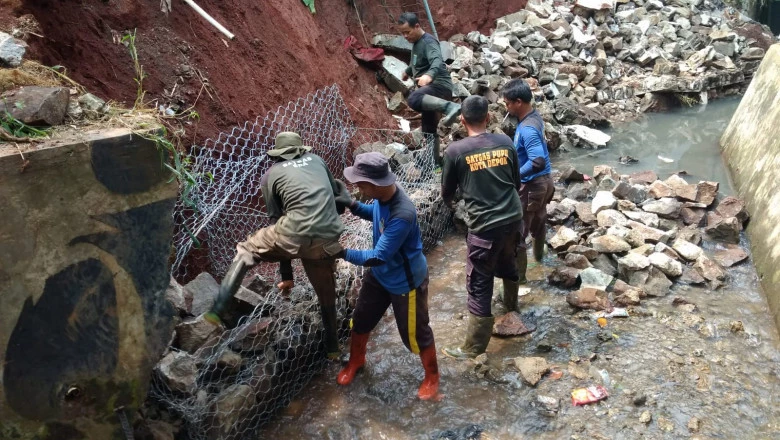 Tangani Longsor di Kali Pinang, Satgas DPUPR Pasang Bronjong 