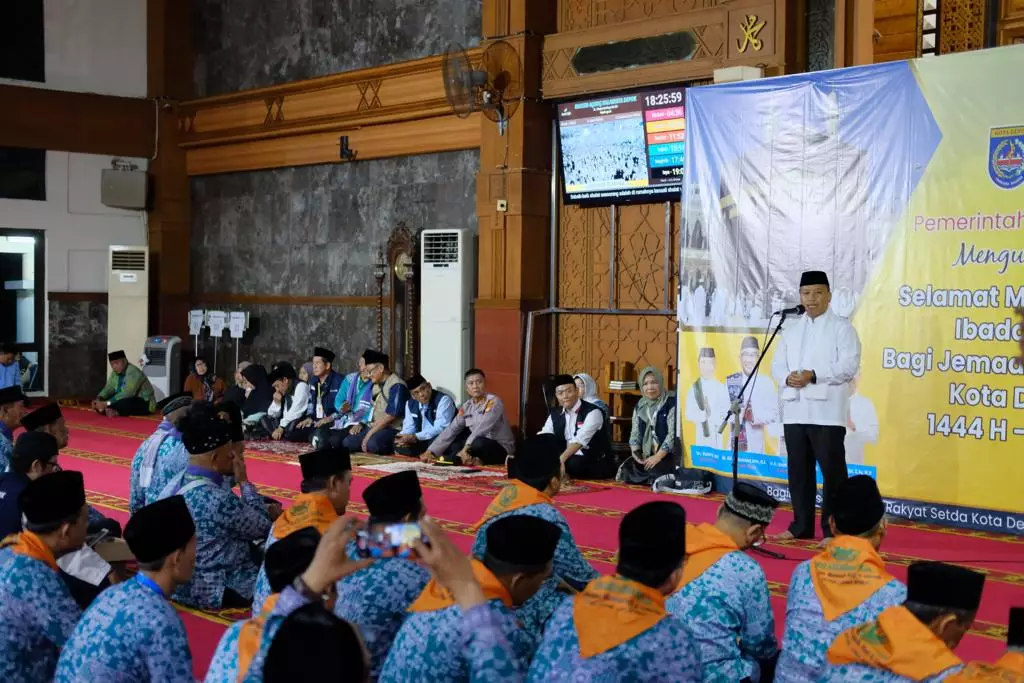 Sekda Depok Lepas Jemaah Calhaj Kloter 31 Menuju Embarkasi Bekasi
