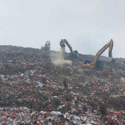 DLHK Kurangi Bau Sampah di TPA Cipayung dengan Menebar Pasir Zeolit