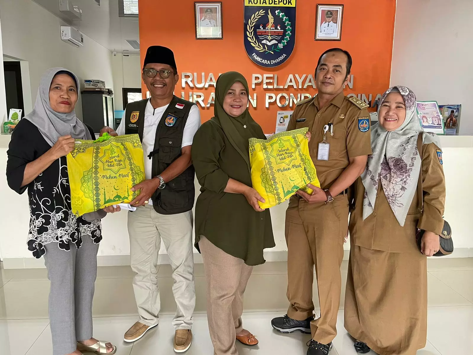 LPM Pocin Bagikan Bingkisan Lebaran ke Pekerja Sosial Masyarakat