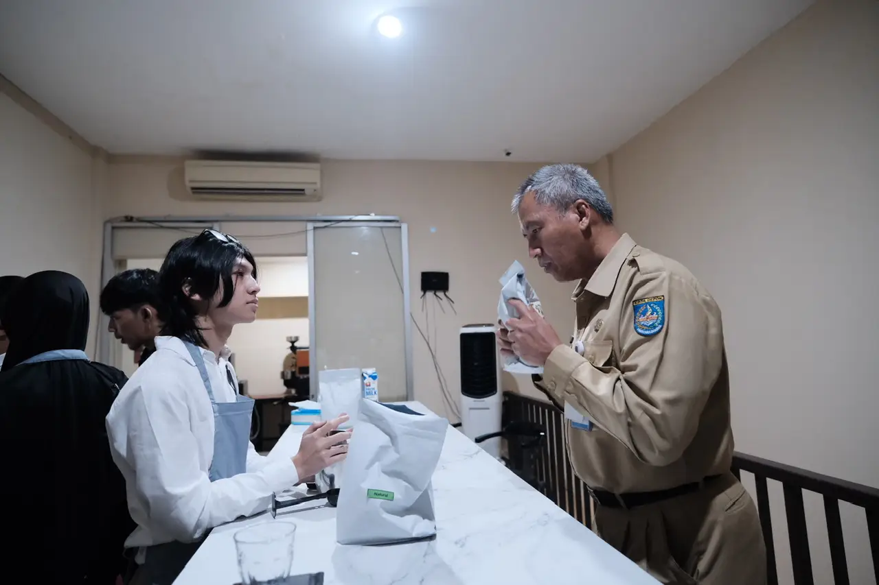 Kadisnaker Depok Tinjau Pelatihan Barista di Q.Co Coffee& Roastery