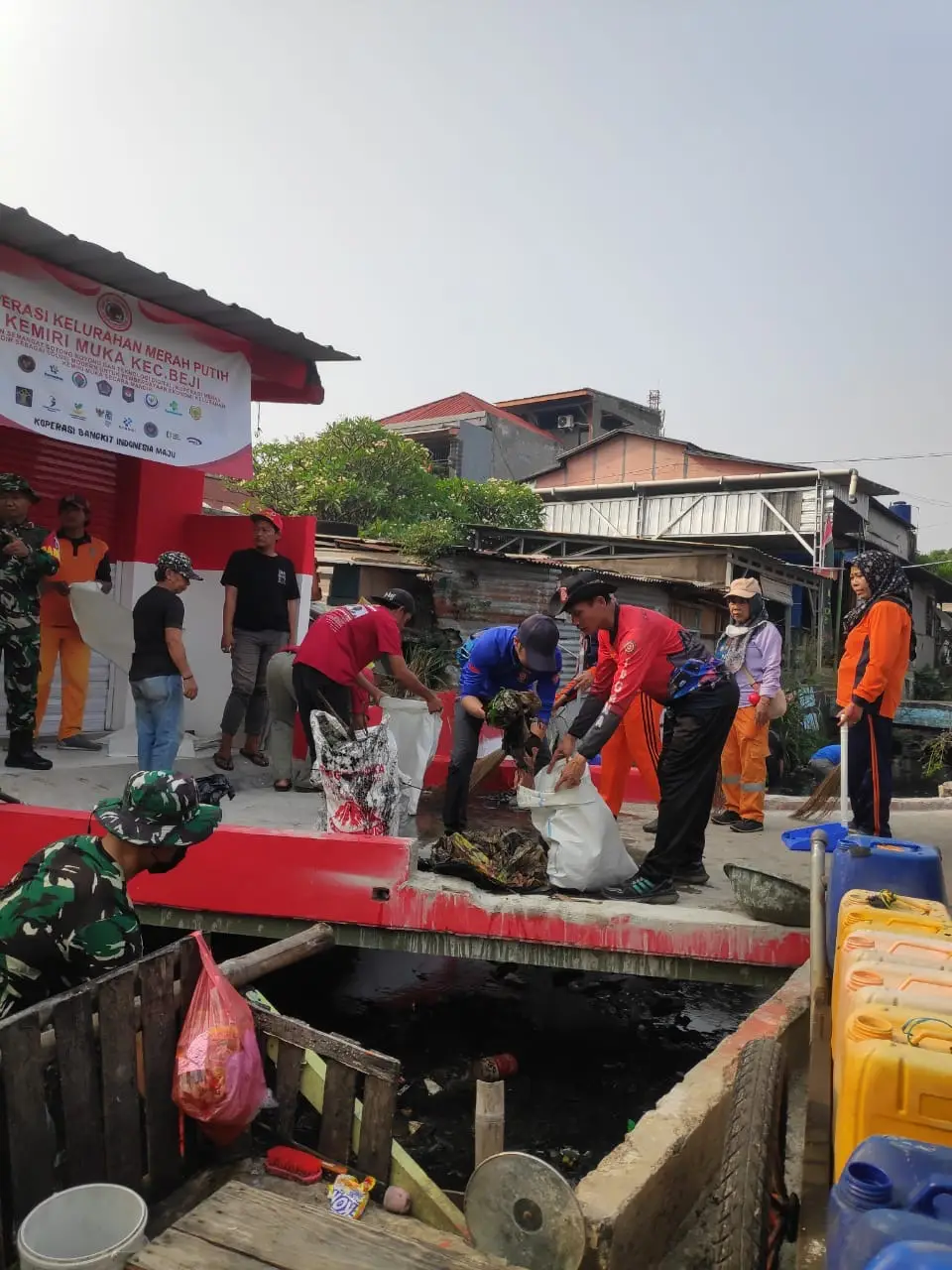 Dinsos Depok Ikut Serta Bebersih Pasar Kemiri Bersama TNI dalam Karya Bakti Skala Besar