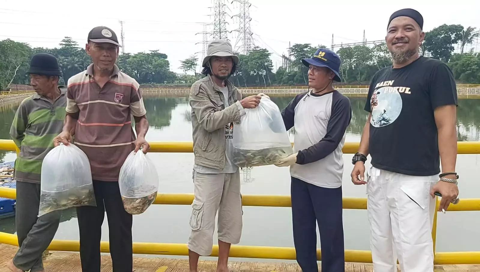 Dukung Destinasi Wisata, Ribuan Benih Ikan Ditebar di Situ Pulo Asih