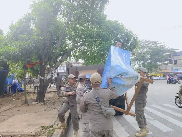 Satpol PP Depok Tertibkan Puluhan Reklame hingga Tiang Tidak Berizin di GDC
