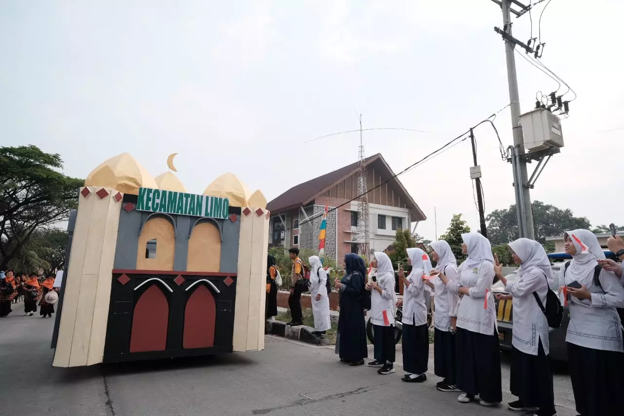 Mobil Hias Hingga Marching Band Meriahkan Pawai Taaruf MTQ ke-XXIII Kota Depok
