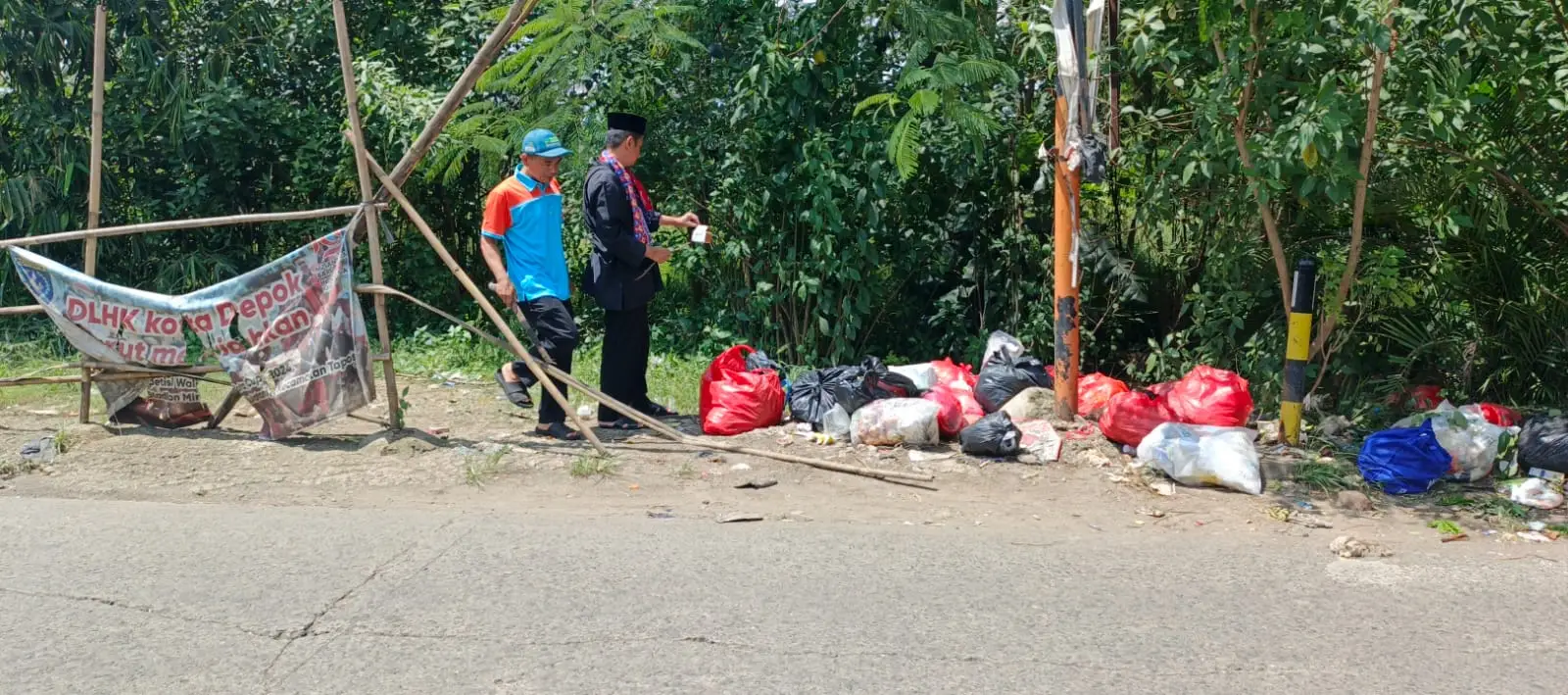 Lurah Cimpaeun Ajak Warga Bersihkan Sampah Liar di Jalan Raya Tapos RW 17