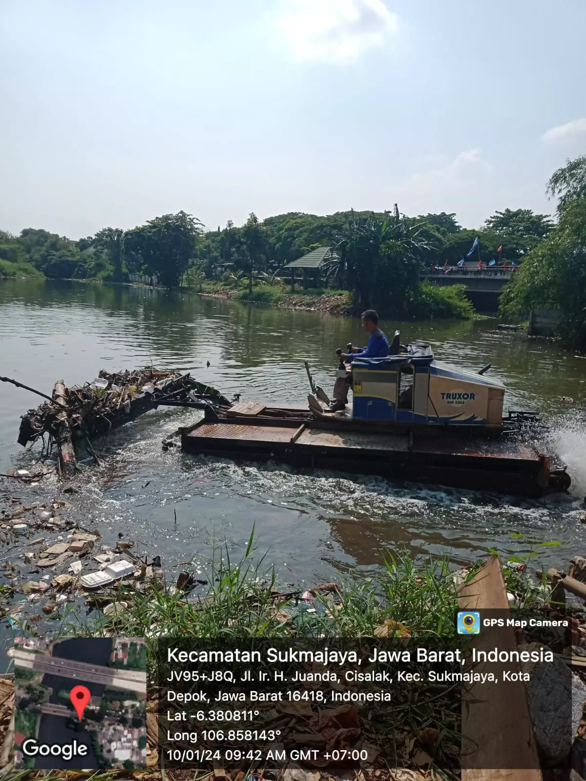 Gulma dan Sedimen Lumpur di Situ Pengarengan Dikeruk Gunakan Truxor