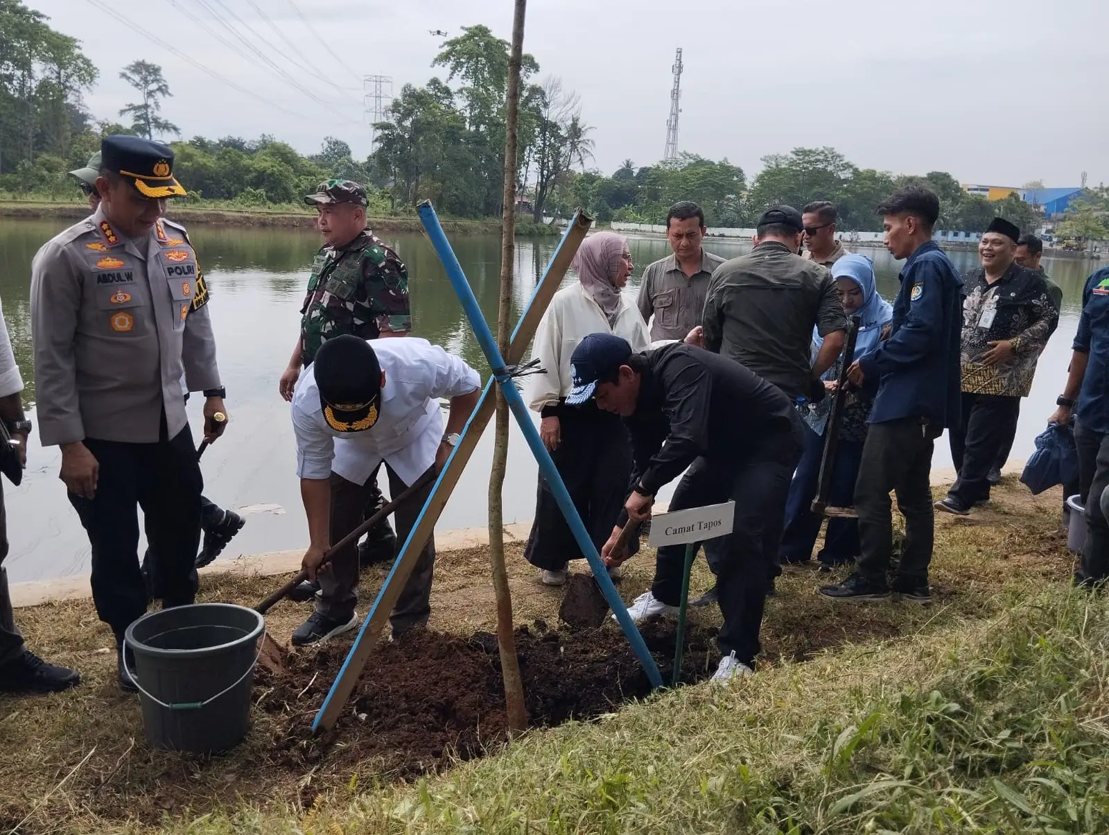 Menteri Lingkungan Hidup Bersama Wali Kota Depok Tanam Pohon Tabebuya di Situ Jatijajar