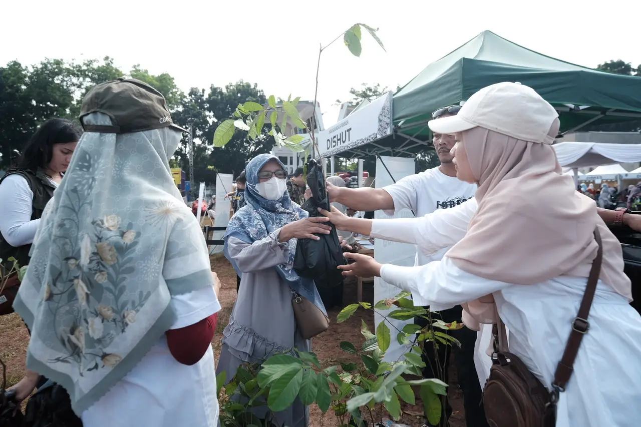 Ajak Warga Cinta Alam, Dishut Jabar Tebar Bibit Pohon di Depok