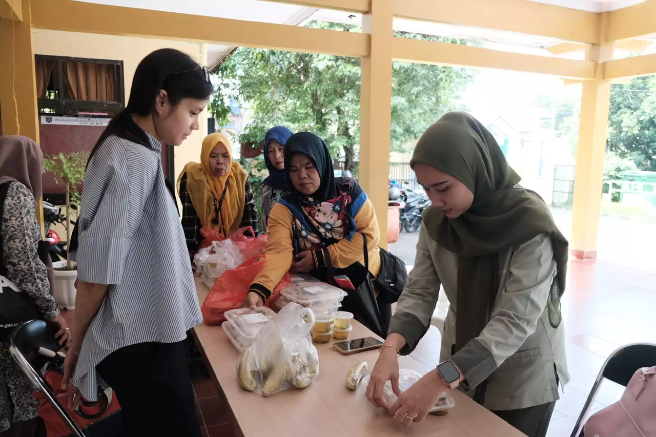 Petugas Gizi Puskesmas Sukmajaya dan Kader Posyandu Siapkan Pangan Lokal Bergizi untuk 30 Balita di Tirtajaya