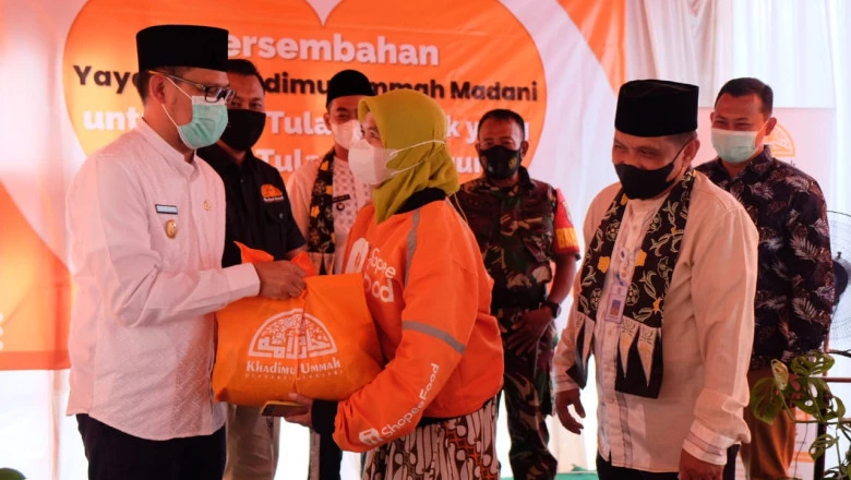 Peringati Hari Ibu, Wakil Wali Kota Depok Serahkan Paket Sembako untuk Ojol Wanita