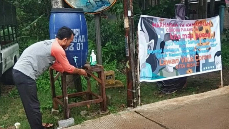 Katar RT 03 Rangkapan Jaya Buat Tempat Cuci Tangan Portabel