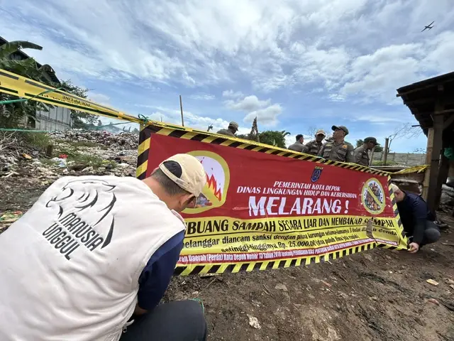 Satpol PP dan Tim Maung Depok Pasang Garis Segel di TPS Liar Serua