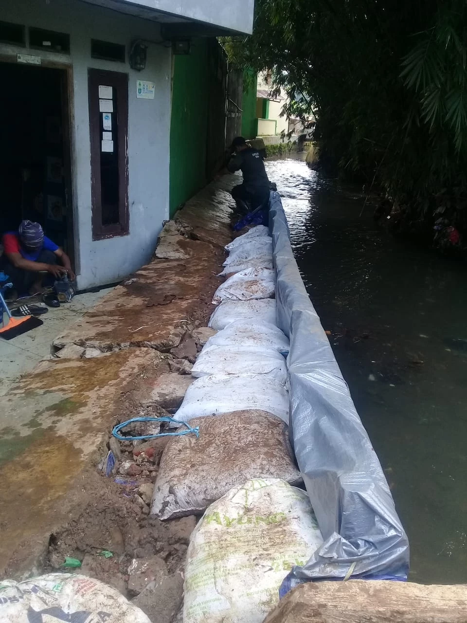 Cegah Longsor Susulan di RW 06 Kecamatan Cilodong, DPUPR Pasang Tanggul Sementara