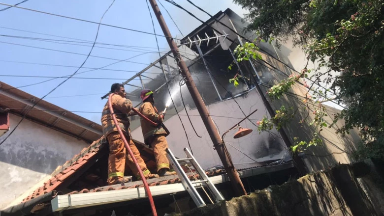 Tangani Kebakaran di Tugu, Damkar Depok Kerahkan Delapan Mobil Pemadam