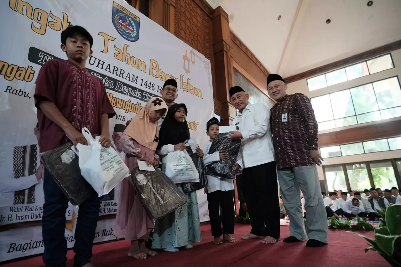 Pemkot Depok Bersama Baznas Beri Santunan Anak Yatim Pada Peringatan Tahun Baru Islam 1446 H