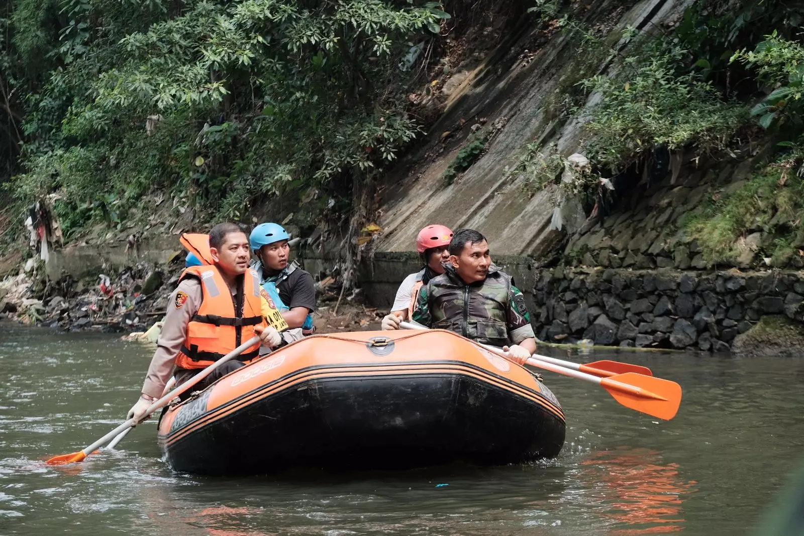 Karya Bhakti HUT ke-79 TNI, Kolaborasi Bersama Bersihkan Sungai Ciliwung Depok