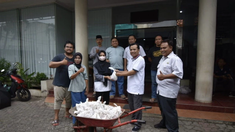 KPU Kota Depok Bagikan Daging Kurban Kepada Warga Pondok Cina
