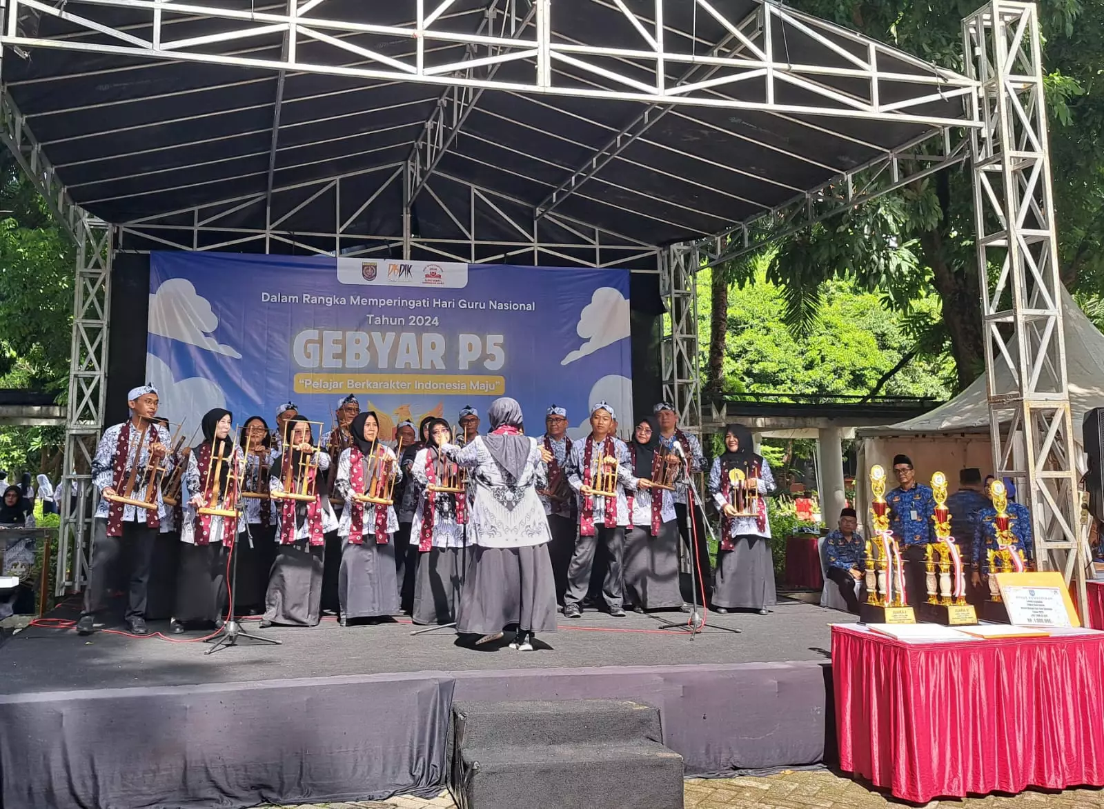 Parade Angklung Meriahkan Puncak HUT PGRI dan HGN Tingkat Kota Depok 2024