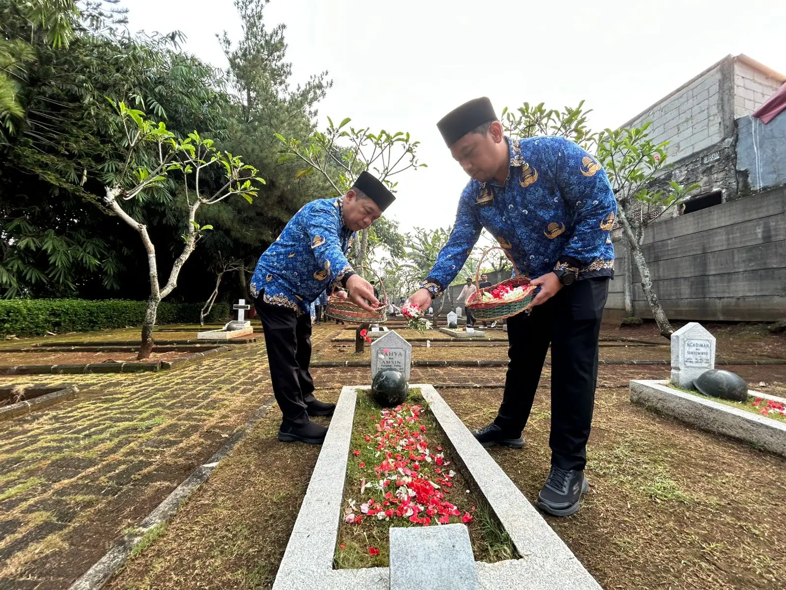 Peringati HUT ke-27 Kota Depok, Para ASN Ziarah dan Tabur Bunga di TMP Kalimulya