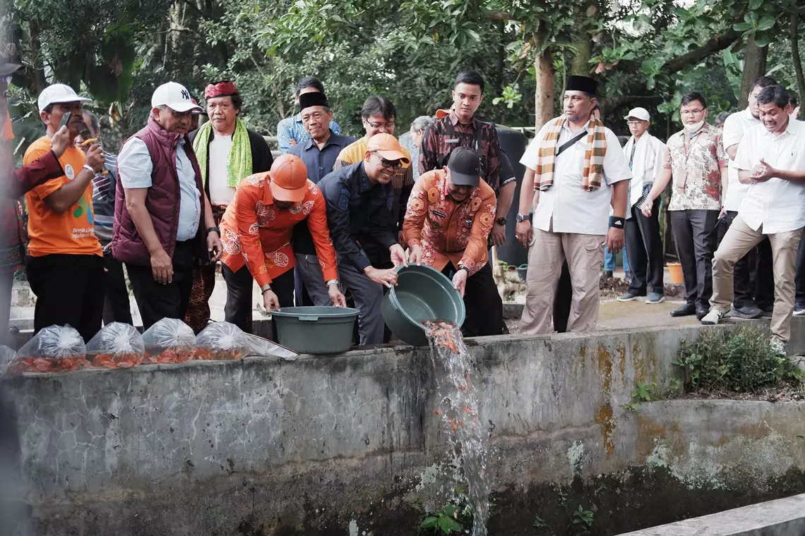 Wali Kota Depok Tanam Bibit Pohon dan Lepaskan Benih Ikan di Kampung 99 Pepohonan Meruyung