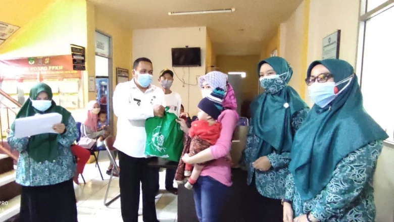 TP-PKK Kecamatan Bojongsari Bagikan 35 Paket Sembako di Duser