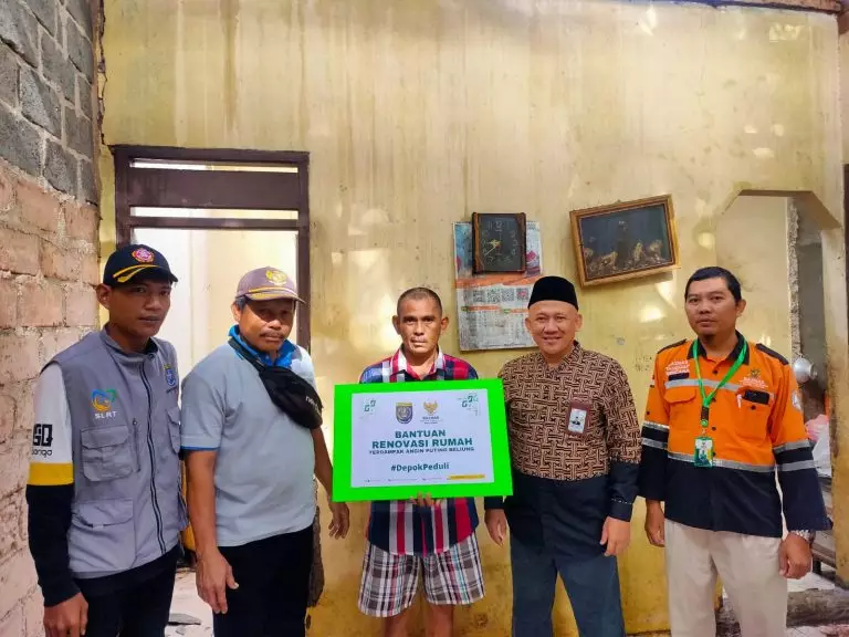 Baznas Depok Serahkan Bantuan Bagi Warga Terdampak Puting Beliung di Pengasinan