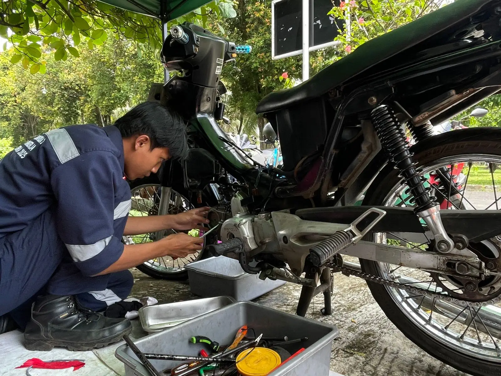 Melihat Peserta Pelatihan Perbengkelan Roda Dua Disnaker Depok Praktik Bongkar Blok Mesin