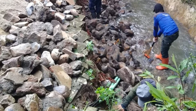 DPUPR Turunkan Satgas Tangani Longsor di Perumahan Puri Sriwedari Cimanggis