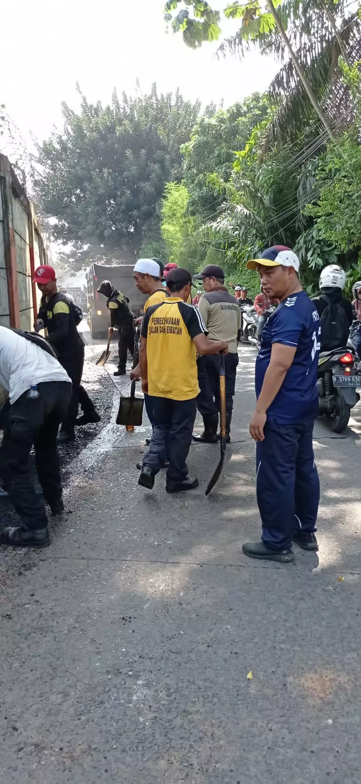Lurah Bambang Ajak Warga Ratujaya Rutin Kerja Bakti