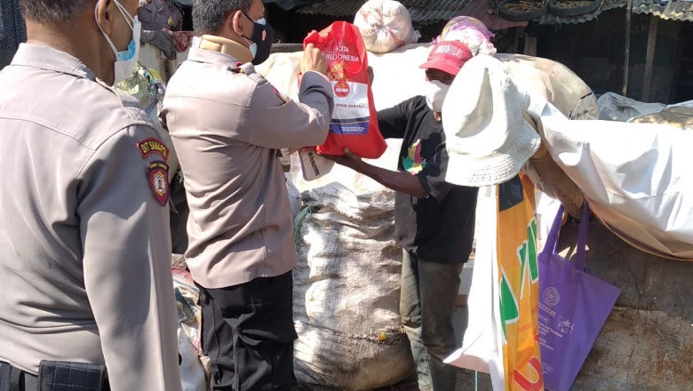 Polsek Sukmajaya Serahkan Bantuan Beras Bagi Warga di Kampung Cipayung