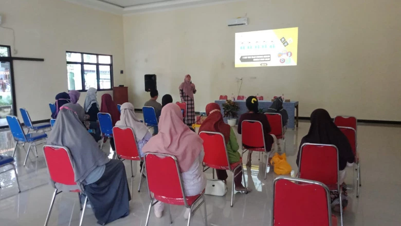 Pelaku UMKM di RW 04 Depok Jaya Dilatih Penjualan Online