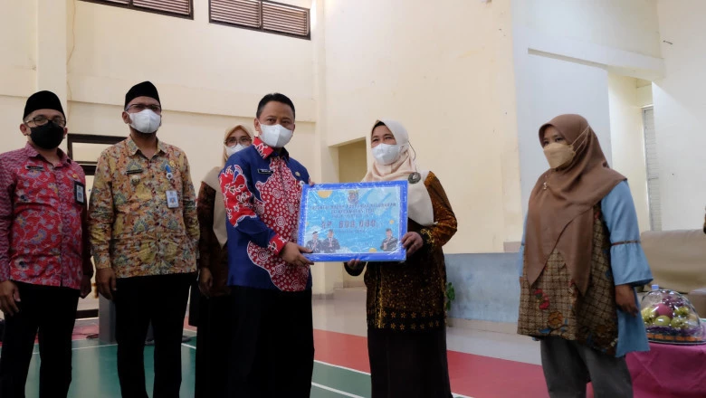Sekda Depok Serahkan Dana Insentif Kepada Kader Posyandu dan Posbindu Beji