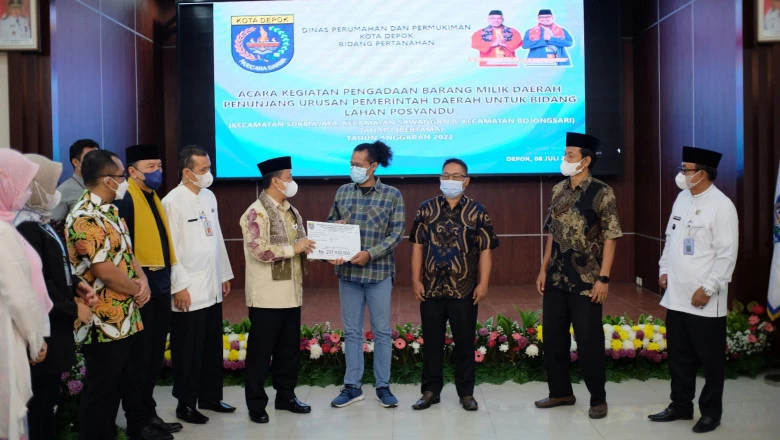 Sekda Serahkan Secara Simbolis Uang Pembelian Lahan untuk Posyandu