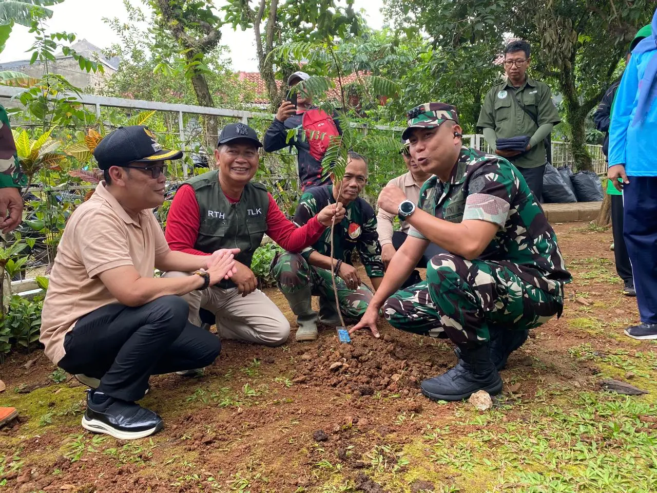 Hari Sejuta Pohon Sedunia, Kodim Depok Lakukan Penanaman dan Bebersih Lingkungan Serentak