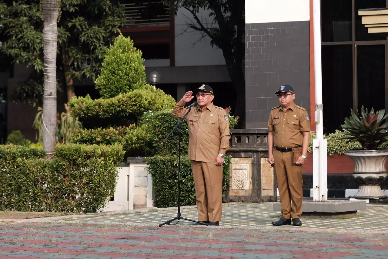 Jadi Pembina Apel Pagi, Wali Kota Depok Serahkan Penghargaan Kota Ramah Keluarga dari KNPK