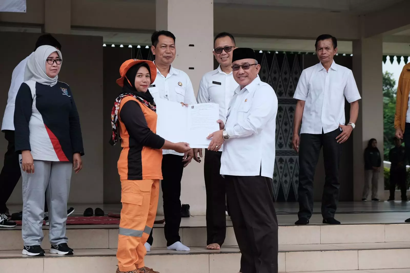 Wali Kota Depok Serahkan Surat Kontrak ke PKTT DLHK