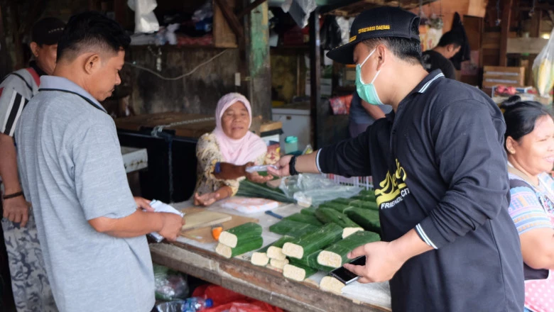 Ajak Masyarakat Tekan Covid-19, Sekda Bagikan 1.000 Masker di Pasar Kemiri Muka