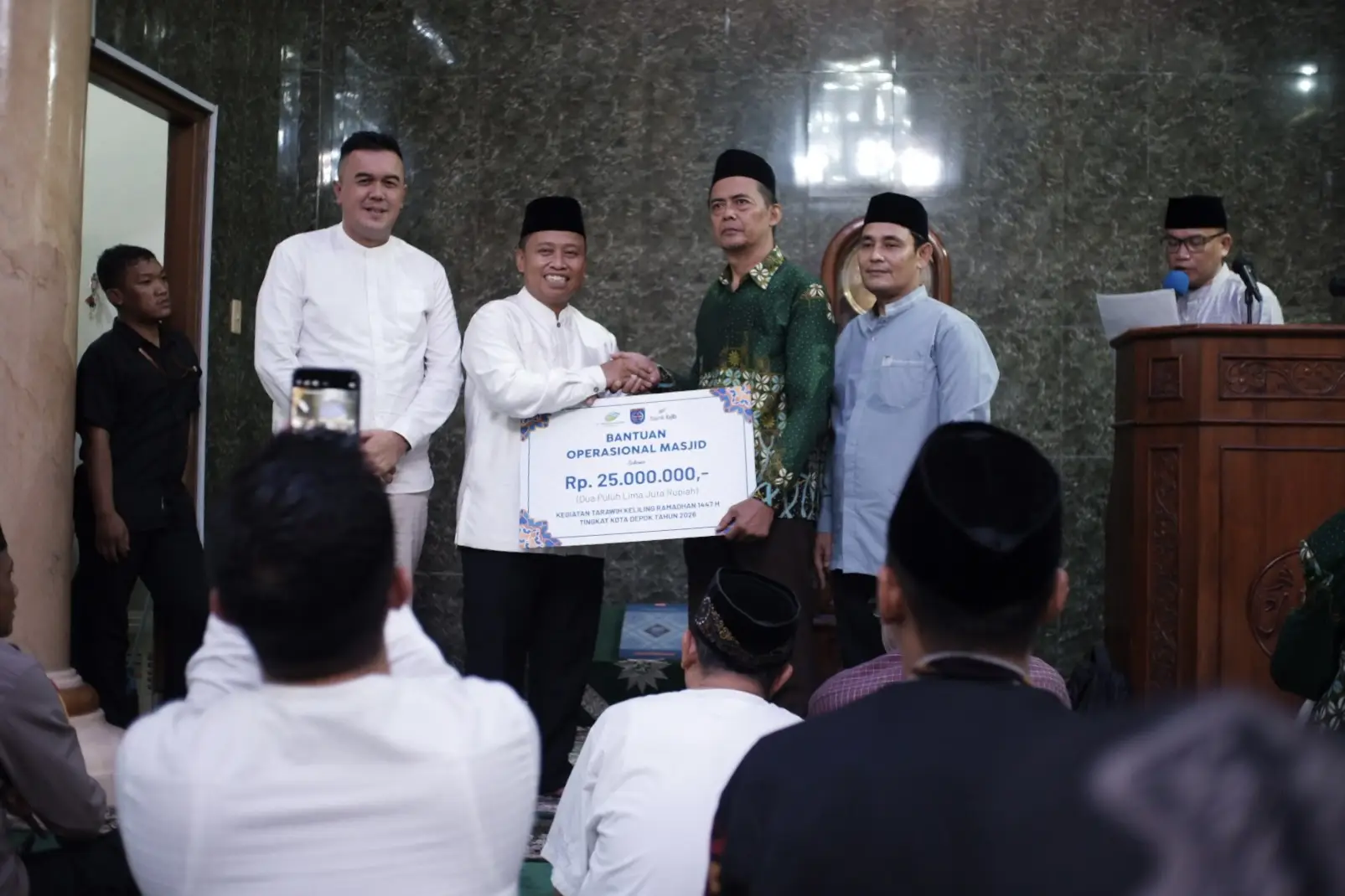 Pemkot Depok Serahkan Sejumlah Bantuan untuk DKM Al Kohinoor