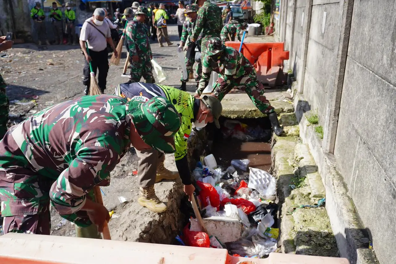 Hari Juang Kartika TNI AD, Kodim Depok Gotong Royong Bersihkan Pasar Kemiri
