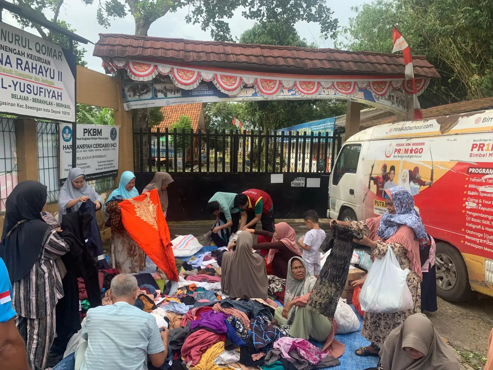 Jelang Ramadan, Bazar Baju Gratis Rumah Hijabers Depok Diserbu Warga Pengasinan