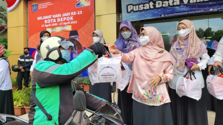 Bunda Elly dan Komunitas Kajian ASN Bagikan 50 Paket Bingkisan ke Penyandang Disabilitas