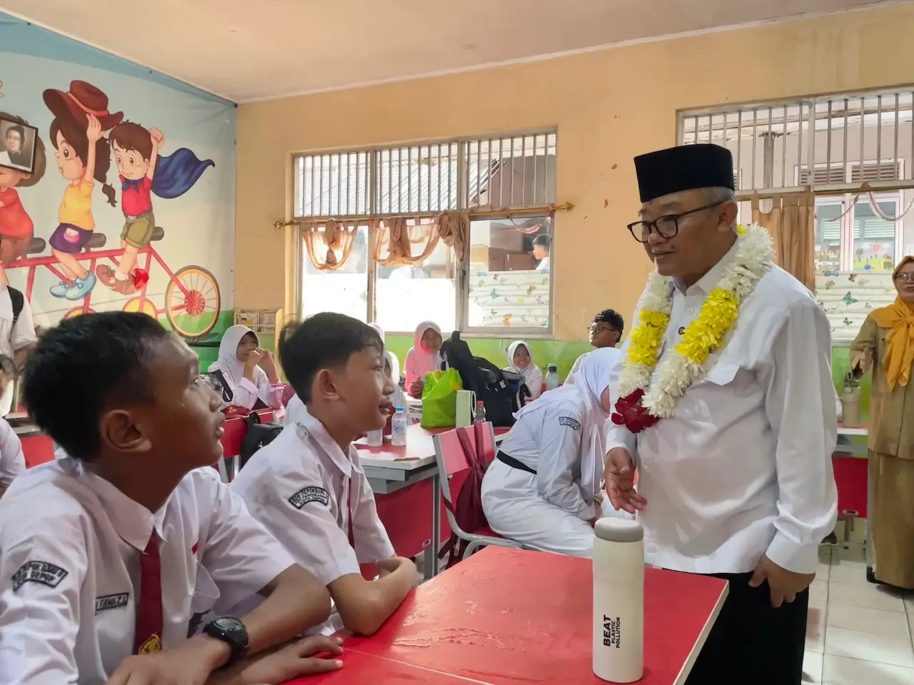 Mendikdasmen Kunjungi SD Negeri Depok Baru 8, Serahkan Sejumlah Bantuan