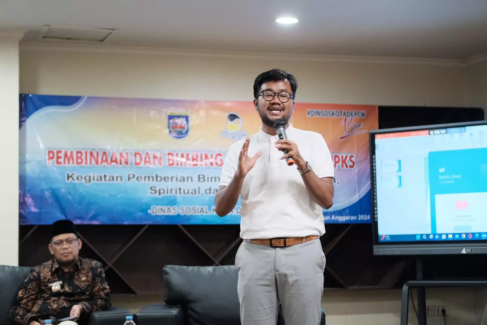 Yudha Keling Berbagi Kunci Sukses Kelola Keuangan Bersama Para PPKS Kota Depok