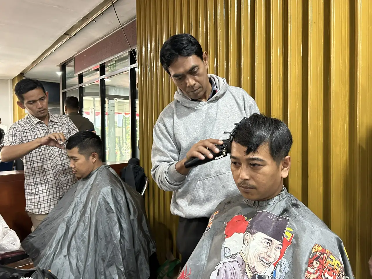 Libatkan Alumni Pelatihan Barber, Disnaker Depok Gelar Potong Rambut Gratis